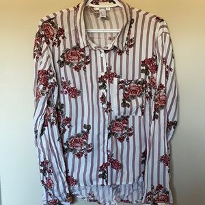 ✨Long sleeve, button up blouse.